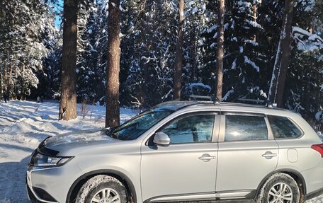 Mitsubishi Outlander III рестайлинг 3, 2022 год, 2 460 000 рублей, 4 фотография