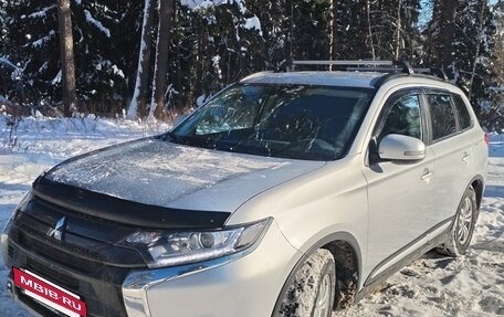 Mitsubishi Outlander III рестайлинг 3, 2022 год, 2 460 000 рублей, 2 фотография