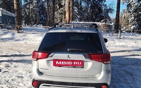 Mitsubishi Outlander III рестайлинг 3, 2022 год, 2 460 000 рублей, 6 фотография