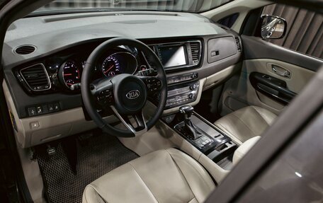 KIA Carnival III, 2017 год, 2 595 000 рублей, 13 фотография