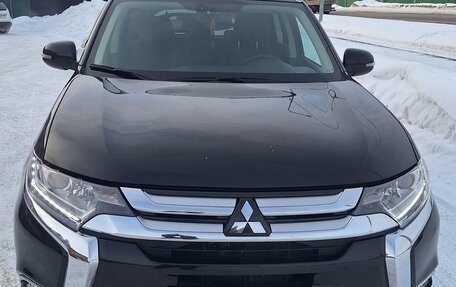 Mitsubishi Outlander III рестайлинг 3, 2018 год, 2 350 000 рублей, 1 фотография