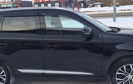 Mitsubishi Outlander III рестайлинг 3, 2018 год, 2 350 000 рублей, 2 фотография