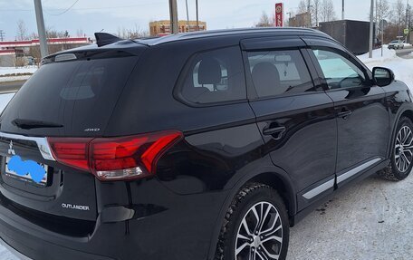 Mitsubishi Outlander III рестайлинг 3, 2018 год, 2 350 000 рублей, 7 фотография