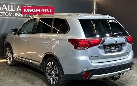 Mitsubishi Outlander III рестайлинг 3, 2015 год, 1 695 000 рублей, 6 фотография