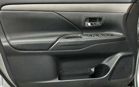 Mitsubishi Outlander III рестайлинг 3, 2015 год, 1 695 000 рублей, 12 фотография