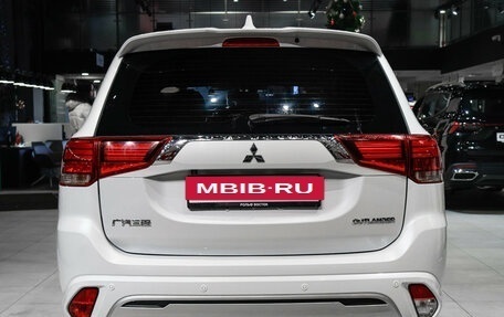 Mitsubishi Outlander III рестайлинг 3, 2022 год, 2 270 000 рублей, 5 фотография