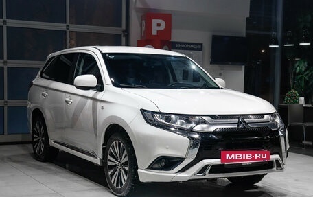 Mitsubishi Outlander III рестайлинг 3, 2022 год, 2 270 000 рублей, 3 фотография