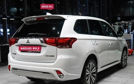 Mitsubishi Outlander III рестайлинг 3, 2022 год, 2 270 000 рублей, 4 фотография