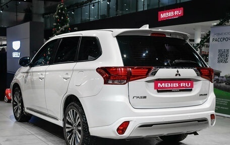 Mitsubishi Outlander III рестайлинг 3, 2022 год, 2 270 000 рублей, 6 фотография