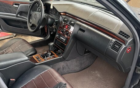 Mercedes-Benz E-Класс, 1997 год, 400 000 рублей, 2 фотография