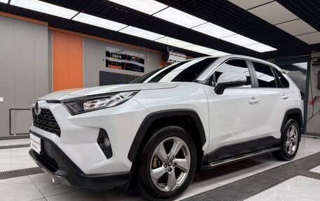 Toyota RAV4, 2021 год, 3 580 000 рублей, 8 фотография