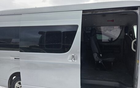 Toyota HiAce H200, 2014 год, 3 000 000 рублей, 10 фотография
