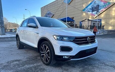 Volkswagen T-Roc I, 2023 год, 1 870 000 рублей, 1 фотография