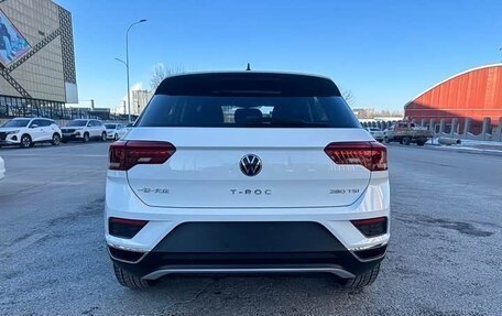 Volkswagen T-Roc I, 2023 год, 1 870 000 рублей, 3 фотография