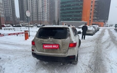 Toyota Highlander III, 2011 год, 1 700 000 рублей, 2 фотография