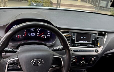 Hyundai Solaris II рестайлинг, 2017 год, 900 000 рублей, 8 фотография