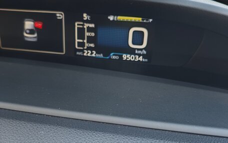 Toyota Prius IV XW50, 2019 год, 2 150 000 рублей, 3 фотография