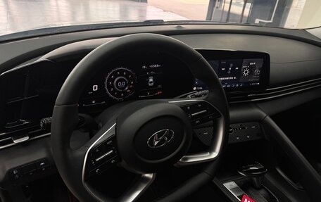 Hyundai Elantra, 2023 год, 1 850 000 рублей, 12 фотография