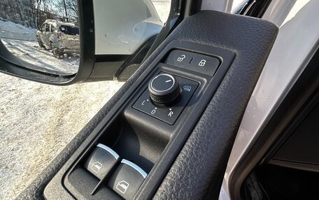 Volkswagen Multivan T6 рестайлинг, 2018 год, 4 500 000 рублей, 16 фотография