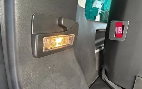 Volkswagen Multivan T6 рестайлинг, 2018 год, 4 500 000 рублей, 28 фотография