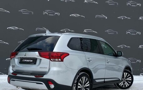 Mitsubishi Outlander III рестайлинг 3, 2019 год, 1 926 800 рублей, 2 фотография