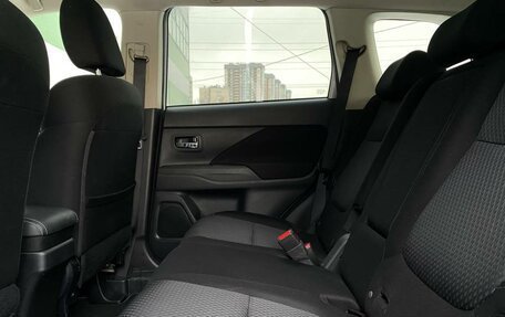 Mitsubishi Outlander III рестайлинг 3, 2019 год, 1 926 800 рублей, 10 фотография