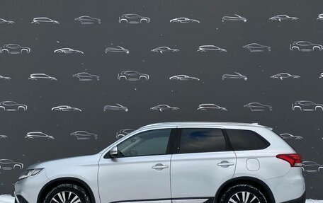 Mitsubishi Outlander III рестайлинг 3, 2019 год, 1 926 800 рублей, 12 фотография