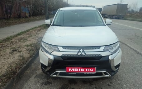 Mitsubishi Outlander III рестайлинг 3, 2021 год, 2 550 000 рублей, 1 фотография