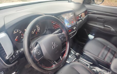 Mitsubishi Outlander III рестайлинг 3, 2021 год, 2 550 000 рублей, 6 фотография