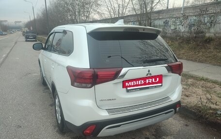 Mitsubishi Outlander III рестайлинг 3, 2021 год, 2 550 000 рублей, 8 фотография