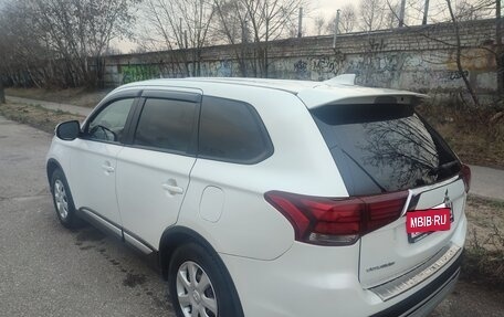 Mitsubishi Outlander III рестайлинг 3, 2021 год, 2 550 000 рублей, 4 фотография