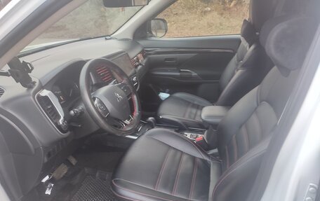 Mitsubishi Outlander III рестайлинг 3, 2021 год, 2 550 000 рублей, 13 фотография