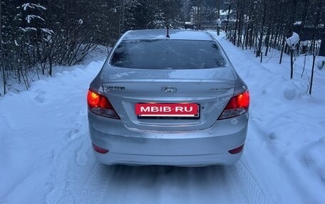 Hyundai Solaris II рестайлинг, 2011 год, 560 000 рублей, 2 фотография