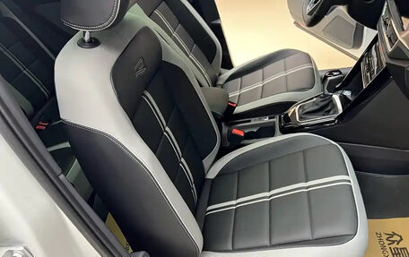 Volkswagen T-Roc I, 2023 год, 1 700 000 рублей, 13 фотография