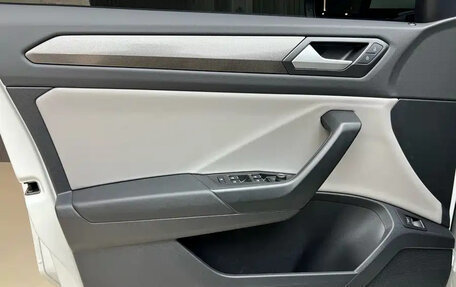 Volkswagen T-Roc I, 2023 год, 1 700 000 рублей, 14 фотография