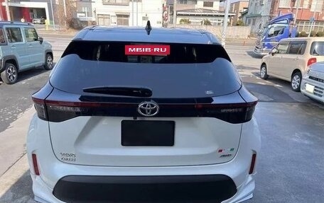 Toyota Yaris Cross, 2023 год, 1 913 000 рублей, 3 фотография