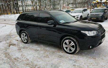 Mitsubishi Outlander III рестайлинг 3, 2014 год, 1 800 000 рублей, 8 фотография
