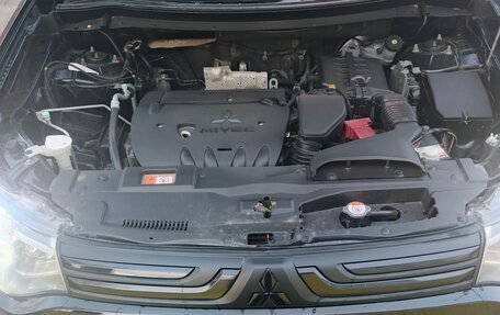 Mitsubishi Outlander III рестайлинг 3, 2014 год, 1 800 000 рублей, 9 фотография