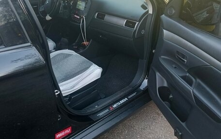 Mitsubishi Outlander III рестайлинг 3, 2014 год, 1 800 000 рублей, 23 фотография