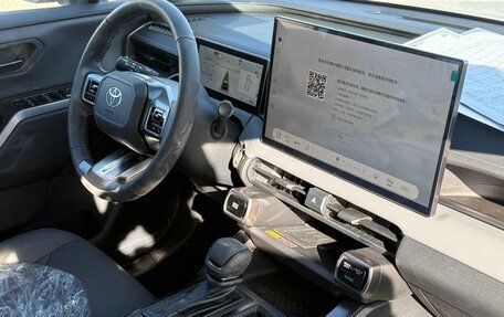 Toyota RAV4, 2025 год, 4 650 000 рублей, 12 фотография