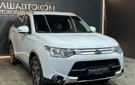 Mitsubishi Outlander III рестайлинг 3, 2015 год, 1 315 000 рублей, 3 фотография