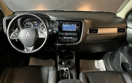 Mitsubishi Outlander III рестайлинг 3, 2015 год, 1 315 000 рублей, 9 фотография