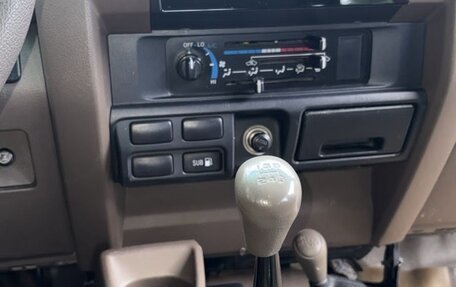 Toyota Land Cruiser 70, 2012 год, 13 фотография