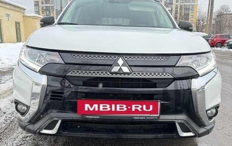 Mitsubishi Outlander III рестайлинг 3, 2020 год, 2 249 000 рублей, 11 фотография