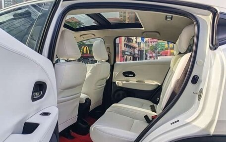 Honda Vezel, 2022 год, 1 750 000 рублей, 16 фотография