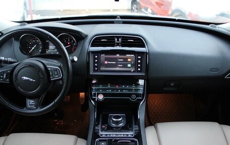 Jaguar XE I рестайлинг, 2018 год, 2 700 000 рублей, 6 фотография