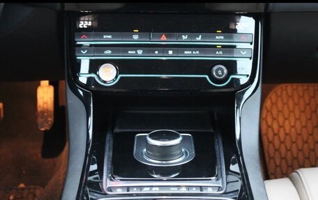 Jaguar XE I рестайлинг, 2018 год, 2 700 000 рублей, 13 фотография