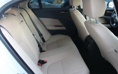 Jaguar XE I рестайлинг, 2018 год, 2 700 000 рублей, 16 фотография