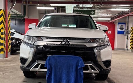 Mitsubishi Outlander III рестайлинг 3, 2019 год, 1 500 000 рублей, 2 фотография