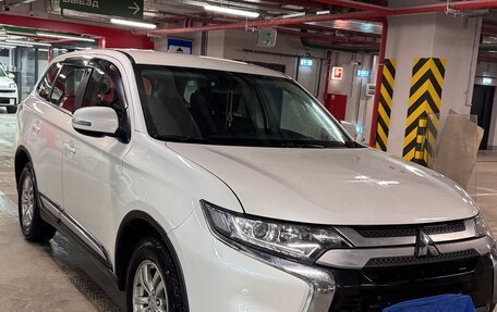 Mitsubishi Outlander III рестайлинг 3, 2019 год, 1 500 000 рублей, 14 фотография